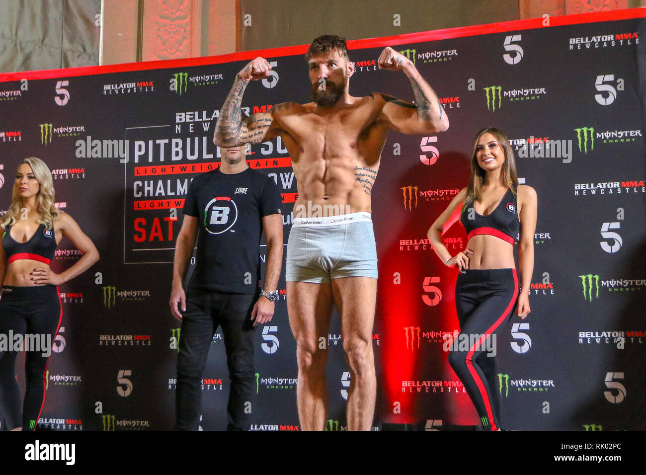 Newcastle, UK. 8 Feb, 2019. Bellator Newcastle: Pitbull v Umfang, Zeremonielle wiegen Isoliertes Chris Bungard wiegt vor seinem Kampf mit Terry Brazier Credit: Dan Cooke/Alamy leben Nachrichten Stockfoto