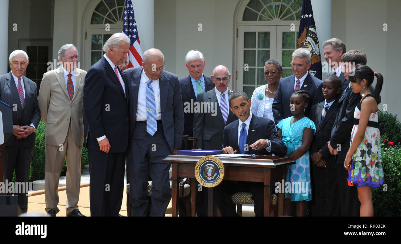 Washington, D.C. - 22. Juni 2009--US-Präsident Barack Obama meldet sich die Familie Prävention des Rauchens und Tobacco Control Act im Rose Garden des weißen Hauses auf Montag, 22. Juni 2009.  Von links nach rechts: US-Senator Frank Lautenberg (Demokrat von New Jersey), US-Senator Tom Harkin (Demokrat von Iowa), Vizepräsident Joseph Biden, US Repräsentant John Dingell (Demokrat of Michigan), US-Senator Chris Dodd (Demokrat von Connecticut), US Repräsentant Henry Waxman (Demokrat of California), Präsident und Vertreter aus der Campaign for Tobacco Free Kids... Kredit: Ro Stockfoto