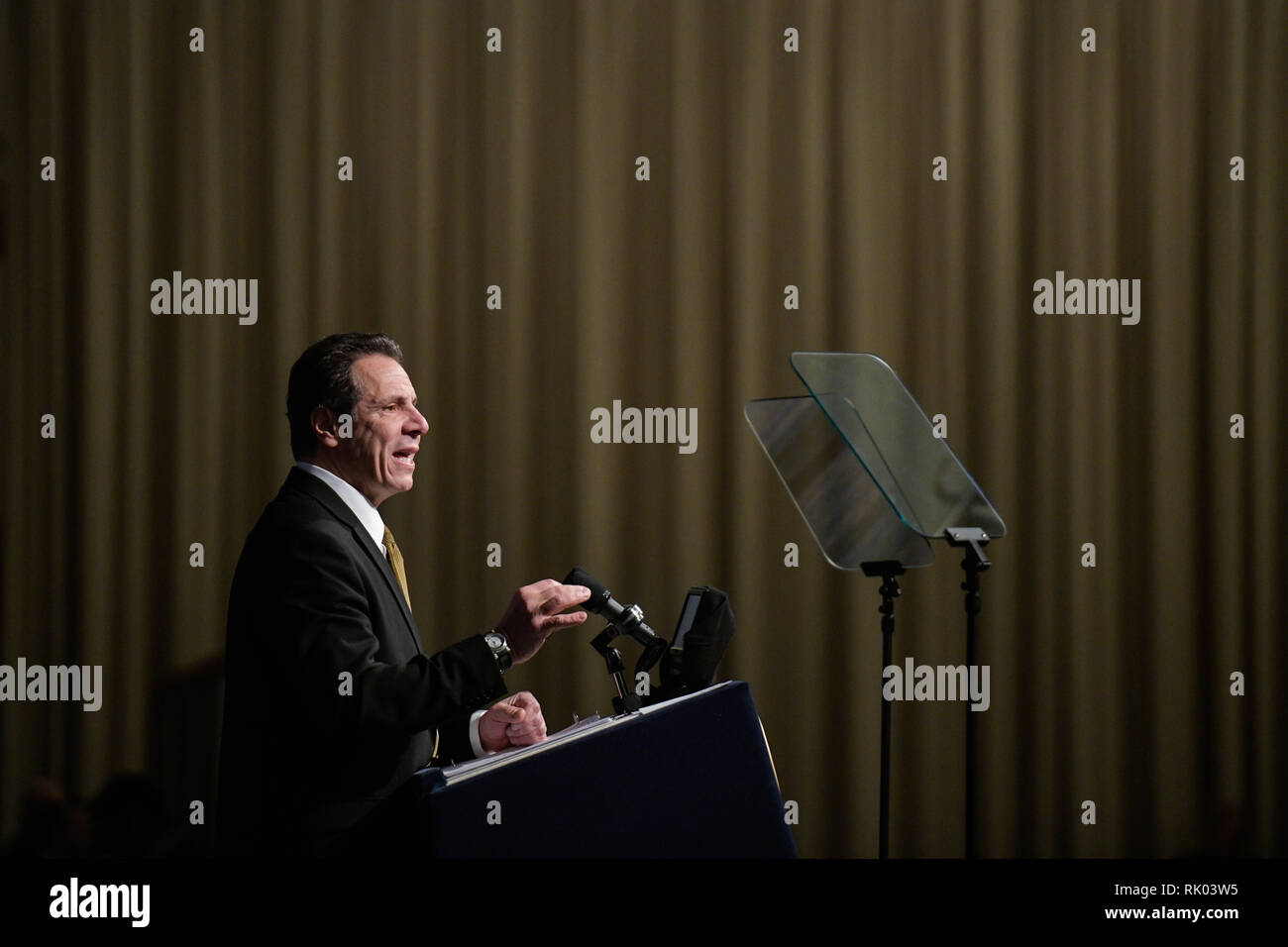 New York, USA. 7. Feb 2019. New York, USA. 7. Feb 2019. Andrew Cuomo, Gouverneur von New York, spricht am ABNY - Vereinigung für eine bessere New York Mittagessen im New York Hilton Hotel am 7. Februar 2019. Credit: Erik Pendzich/Alamy leben Nachrichten Stockfoto