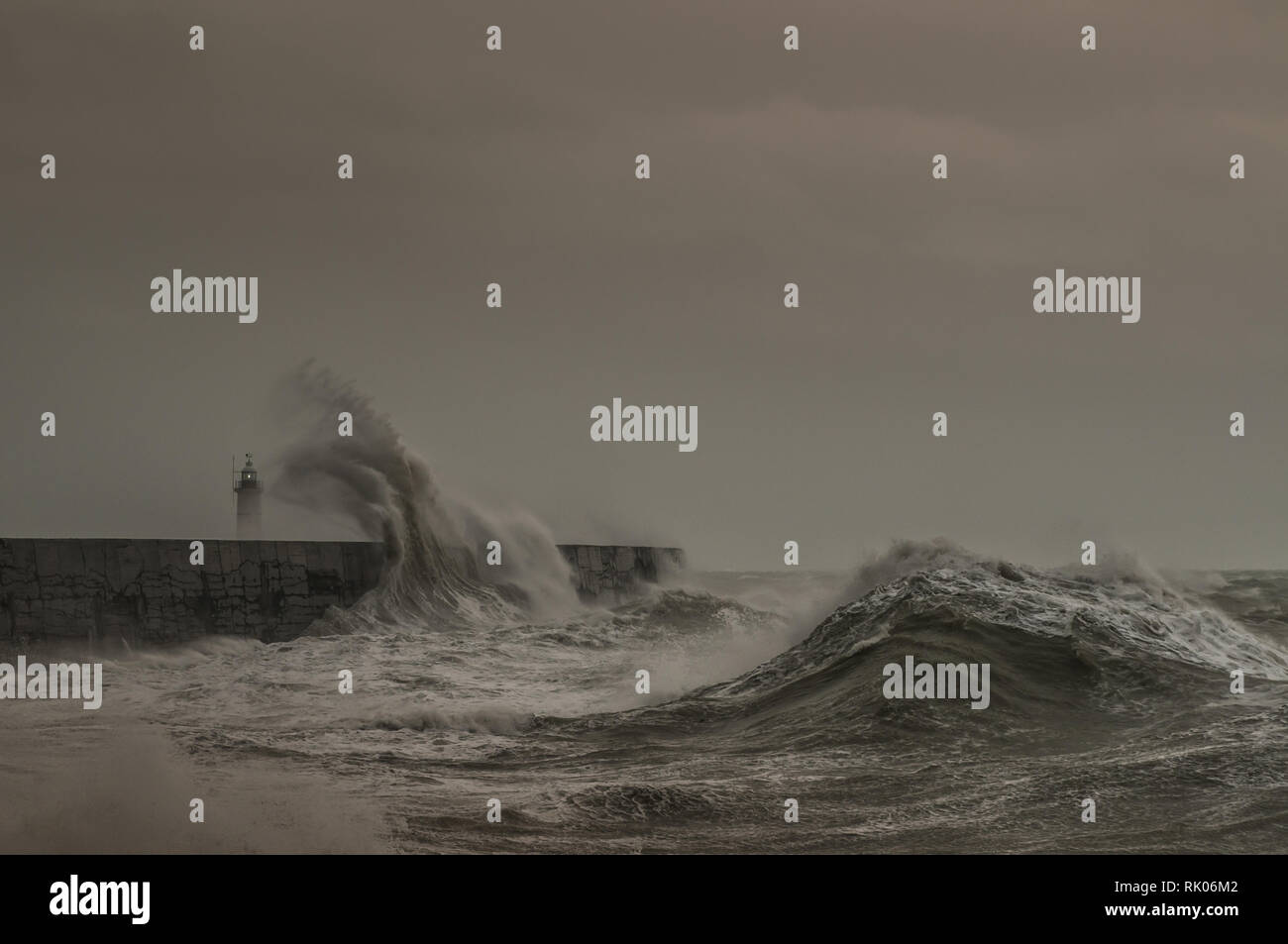 Newhaven, East Sussex, UK..4. Februar 2019..Erik, in diesem Jahr zum ersten Mal als Sturm bezeichnet, bringt starke Winde aus dem Südwesten, die die Wellen im Ärmelkanal aufschlagen. Stockfoto