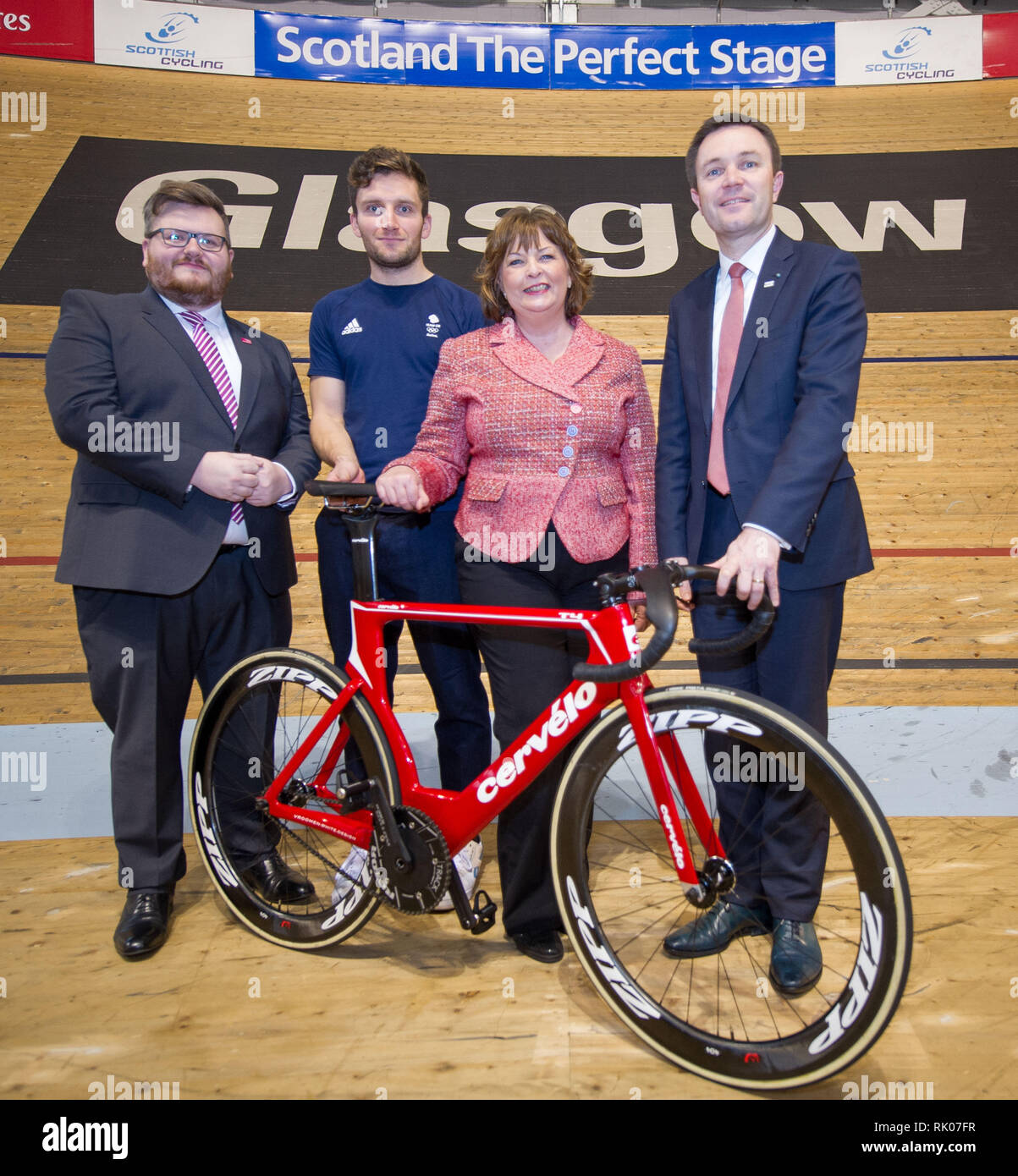 Glasgow, UK. 8. Feb 2019. (L - R) Stadtrat David McDonald von Glasgow City Council; Callum Skinner - Olympia-zweite; Fiona Hyslop MSP-Kabinettsminister für Kultur, Tourismus und Externe Angelegenheiten; David Lappartient ist der Präsident der Union Cycliste Internationale. Eine neue multi-disziplinären Radfahren Veranstaltung werden 13 bestehende UCI Rad Weltmeisterschaften in einem Fall alle vier Jahre abgehalten werden, beginnend in Glasgow und Schottland im Jahr 2023. Credit: Colin Fisher/Alamy leben Nachrichten Stockfoto