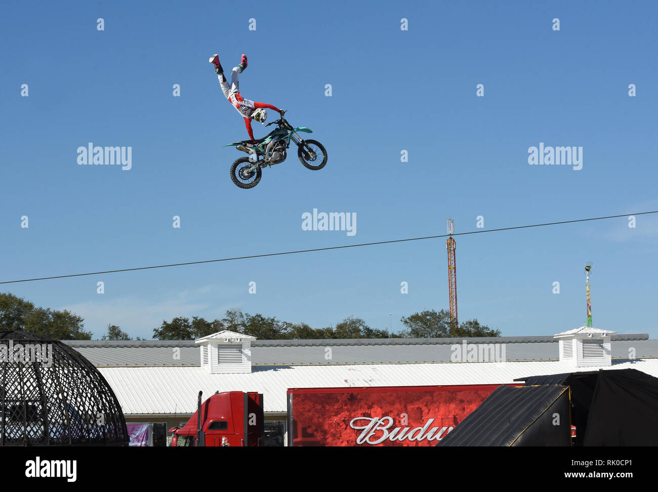 Februar 7, 2019 - Tampa, Florida, United States - Mitglied der Moto Maniacs Xtreme Team fliegt durch die Luft auf einem Motorrad am Eröffnungstag der Florida State Fair am 7. Februar 2019 in Tampa, Florida. (Paul Hennessy/Alamy) Credit: Paul Hennessy/Alamy leben Nachrichten Stockfoto