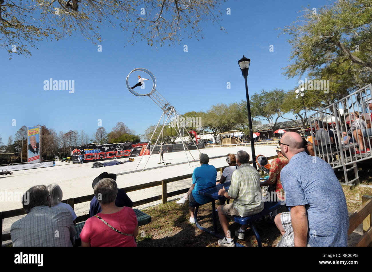 Tampa Bay, Florida, USA. 7. Feb 2019. Draufgänger und Circus performer Bello Nock (oben) und PD Weisman (unten) auf dem Rad des Todes am Eröffnungstag der Florida State Fair am 7. Februar 2019 in Tampa, Florida. (Paul Hennessy/Alamy) Credit: Paul Hennessy/Alamy leben Nachrichten Stockfoto