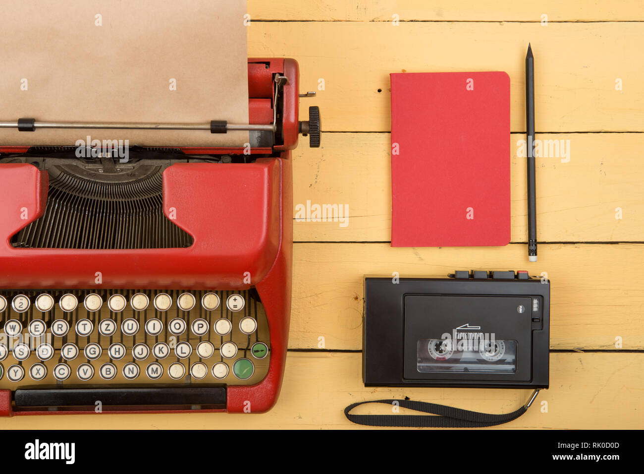 Schriftsteller oder Journalist Arbeitsplatz - vintage red Schreibmaschine auf den gelben Schreibtisch aus Holz Stockfoto