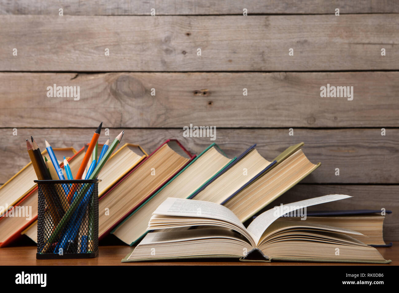 Alte Bücher auf der hölzernen Hintergrund Stockfoto