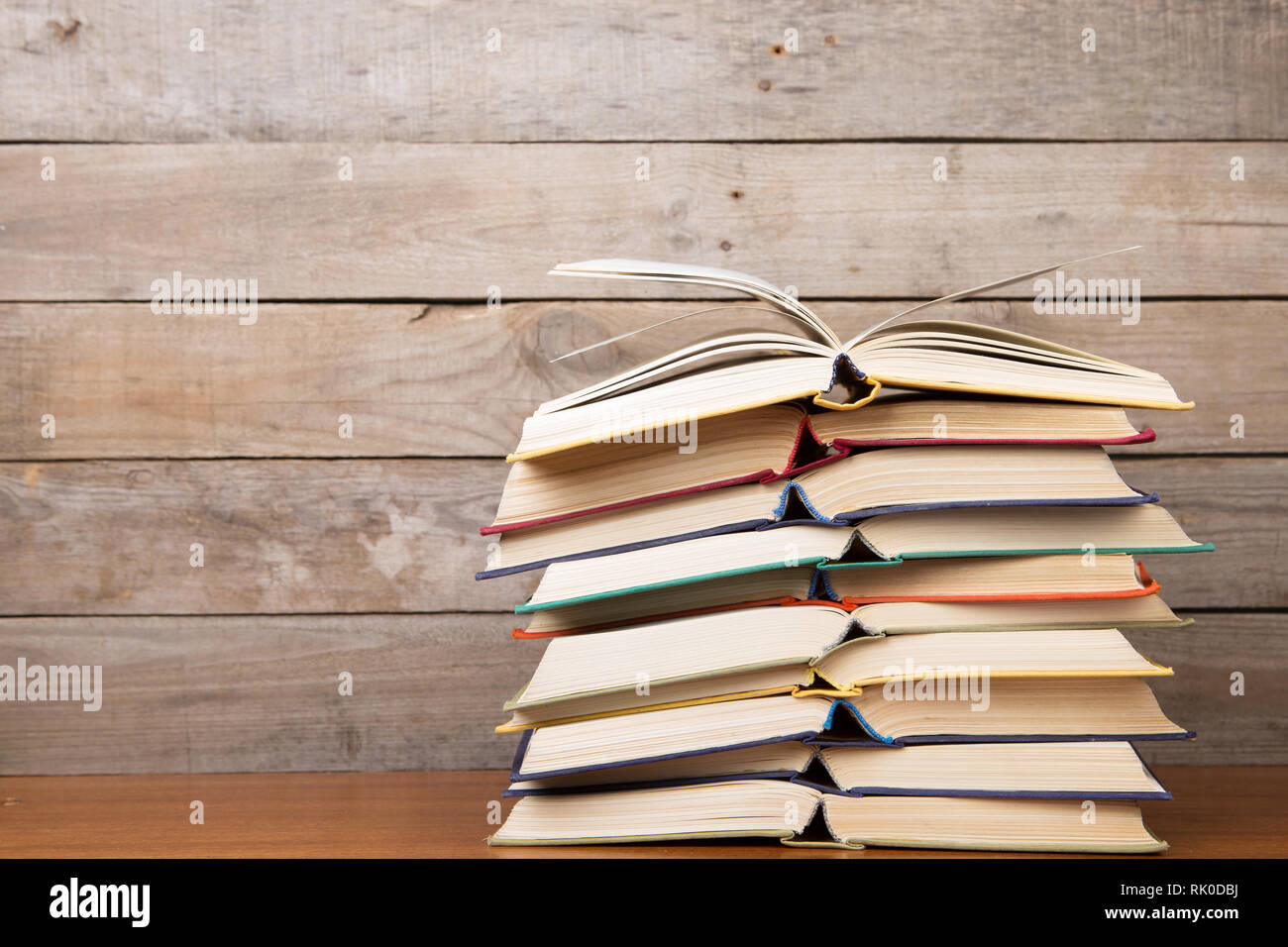 Buch auf dem hölzernen Hintergrund öffnen Stockfoto