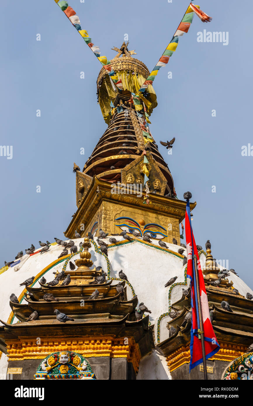 Kathmandu, Nepal - November 25, 2016: Kaathe Swyambhu Kathesimbu ShreeGha Chaitya Stupa Stupa mit Buddhas Augen, Hintergrund mit blauen Himmel und Gebet co Stockfoto