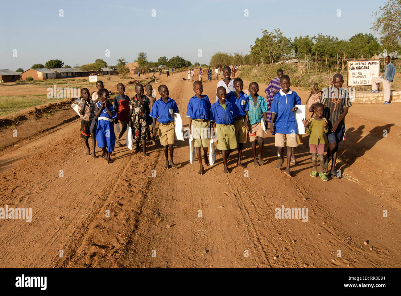 UGANDA, Karamoja, Stamm der Karimojong, Kinder gehen von der Schule nach Hause zu Fuß Stockfoto