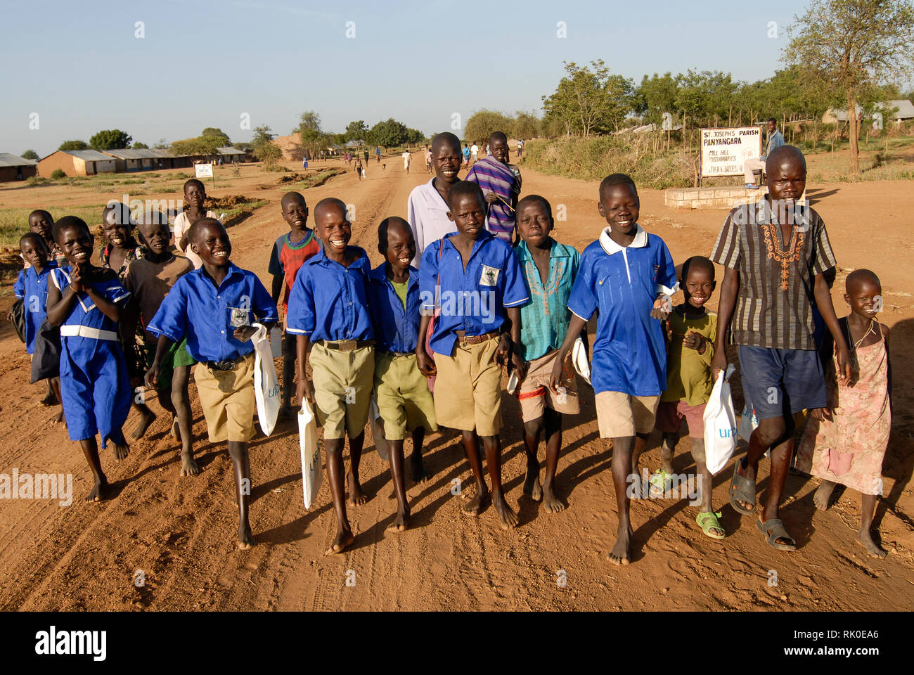 UGANDA, Karamoja, Stamm der Karimojong, Kinder gehen von der Schule nach Hause zu Fuß Stockfoto