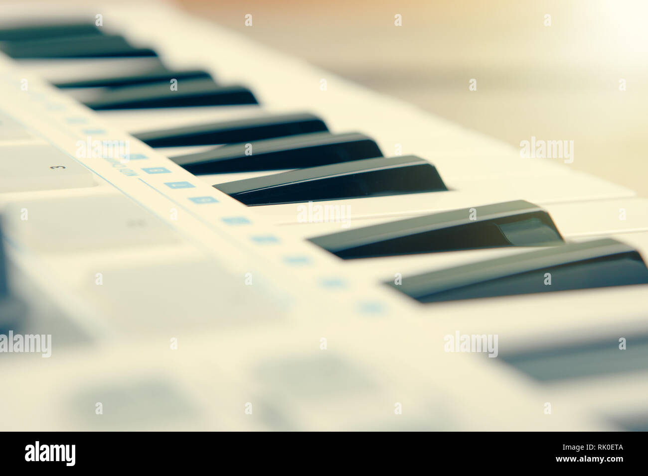 Schließen Sie die MIDI-Controller Volume Fader, Regler und Tasten. Stockfoto