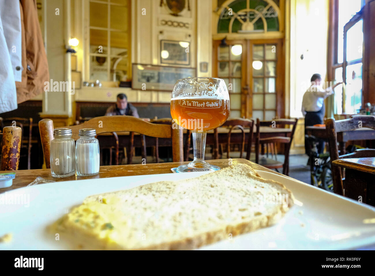 Brüssel, Belgien - ein Glas Gueuze, einem speziellen saures Bier nur in Brüssel, und eine Scheibe Brot im traditionellen Cafe A La Morte Subite Stockfoto