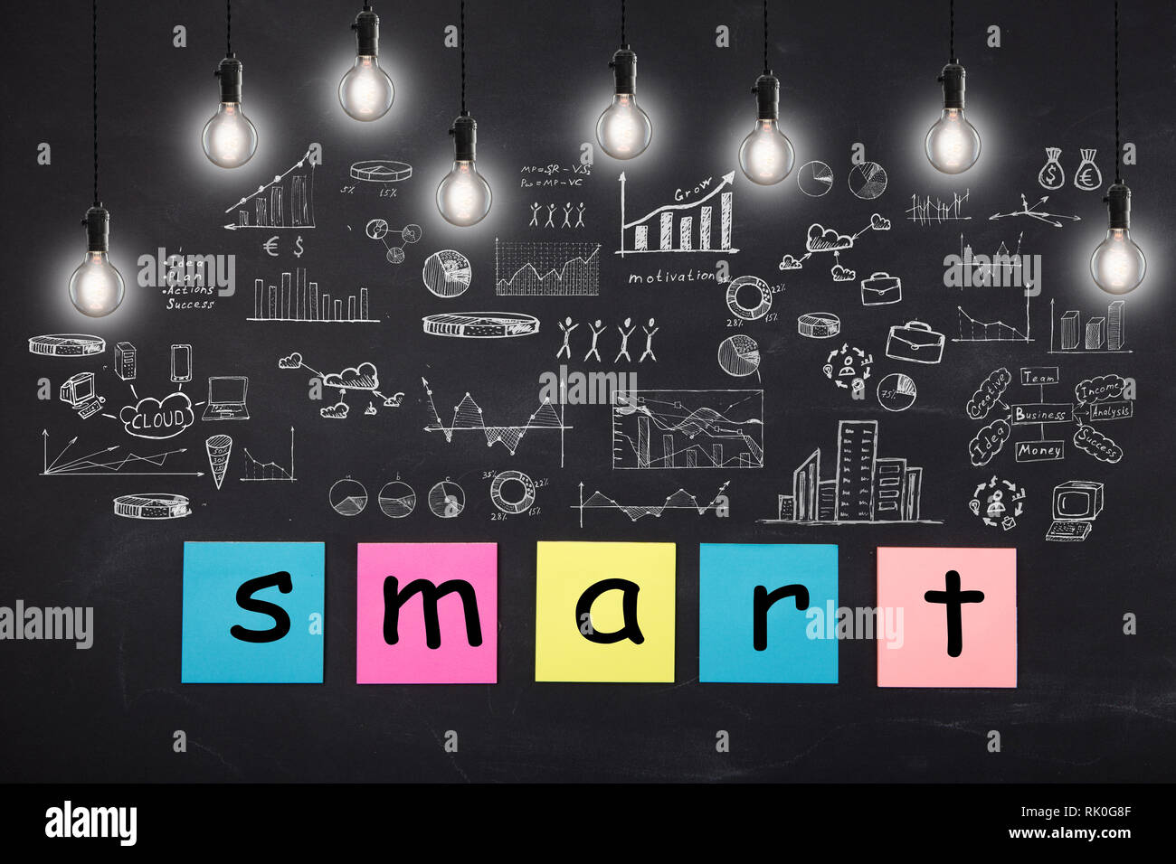 Geschäftskonzept - Wort "Smart", Skizze mit Schemata und Diagramme auf der Tafel Stockfoto