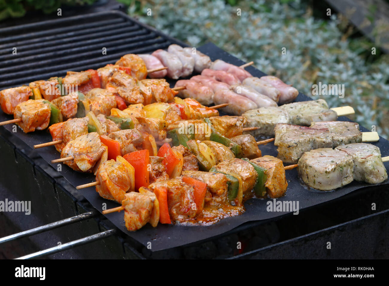 Fleisch mit Gemüse vom Grill auf einem Grill Stockfoto