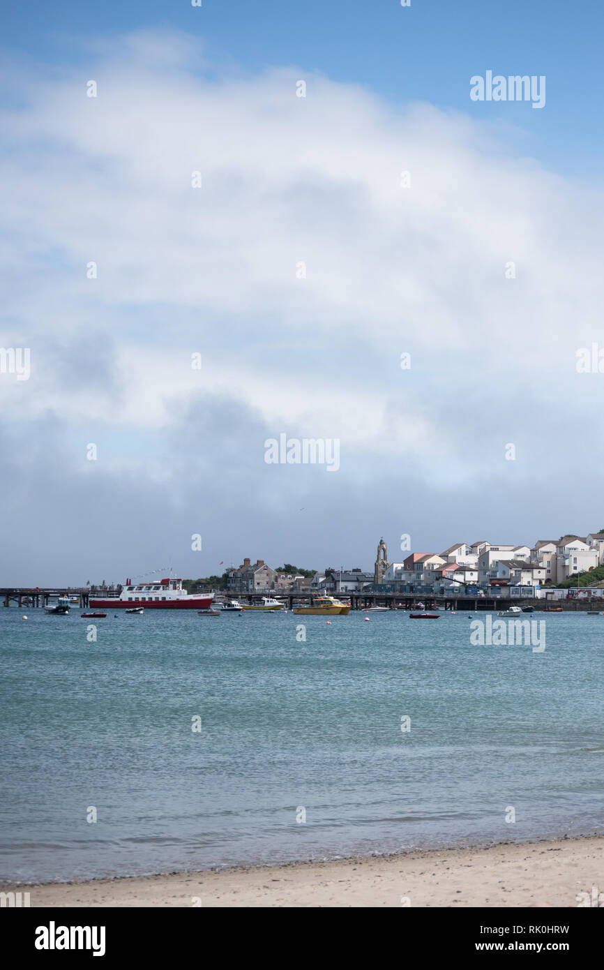 Mit Blick auf das Meer im Sommer die Boote im Wasser in Swanage, Dorset, England UK günstig Stockfoto