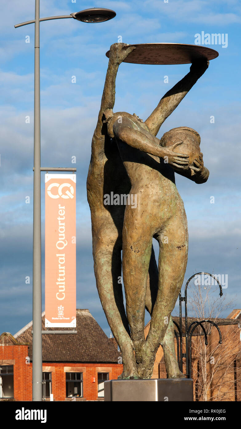 Licht der Stadt Skulptur von David Annand vor dem Eingang der Potteries, Hanley Stockfoto