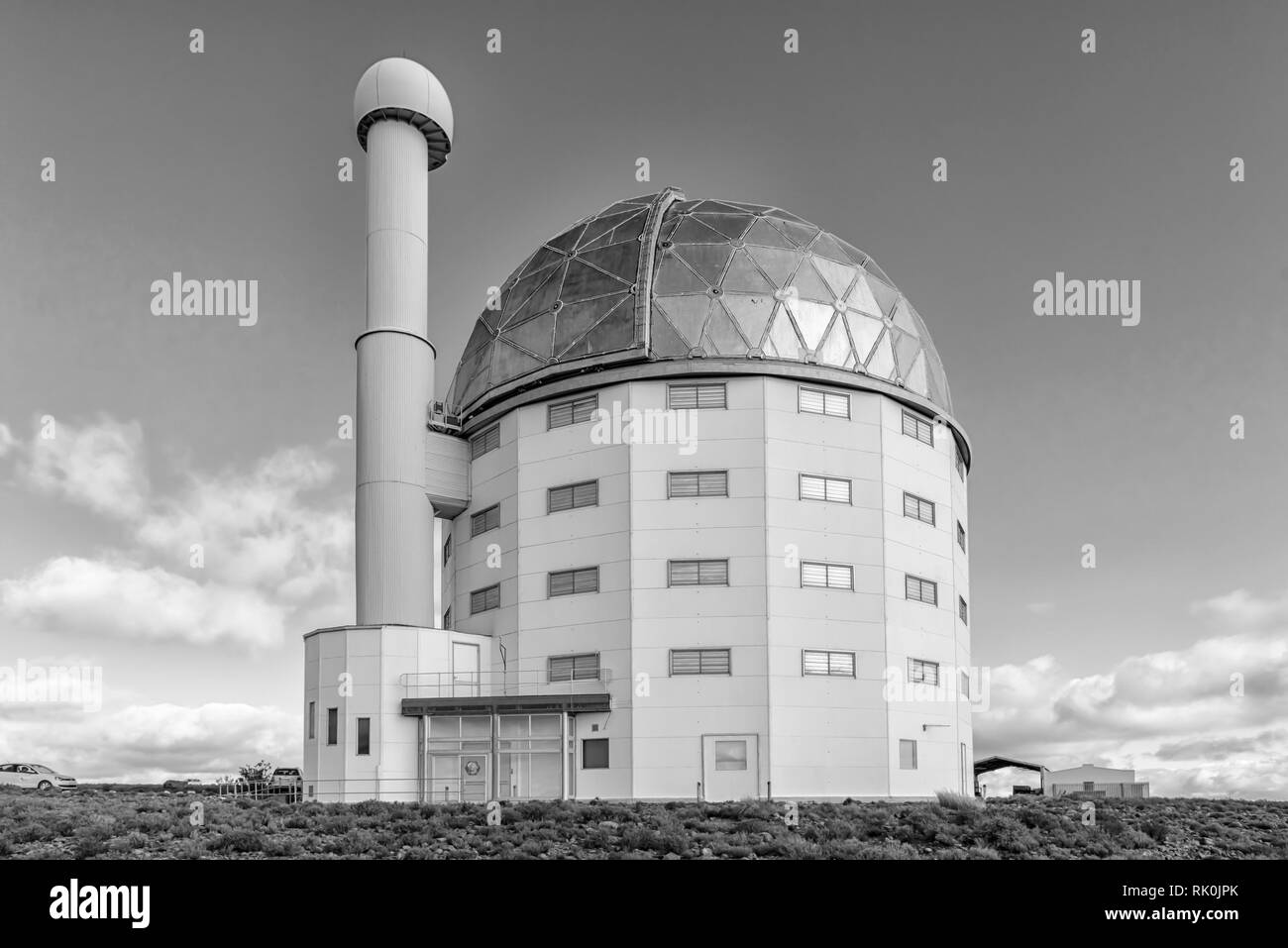 SUTHERLAND, SÜDAFRIKA, August 7, 2018: Bau der Salz 11-m-Teleskop an der South African Astronomical Observatory in der Nähe von Sutherland. Vehic Stockfoto