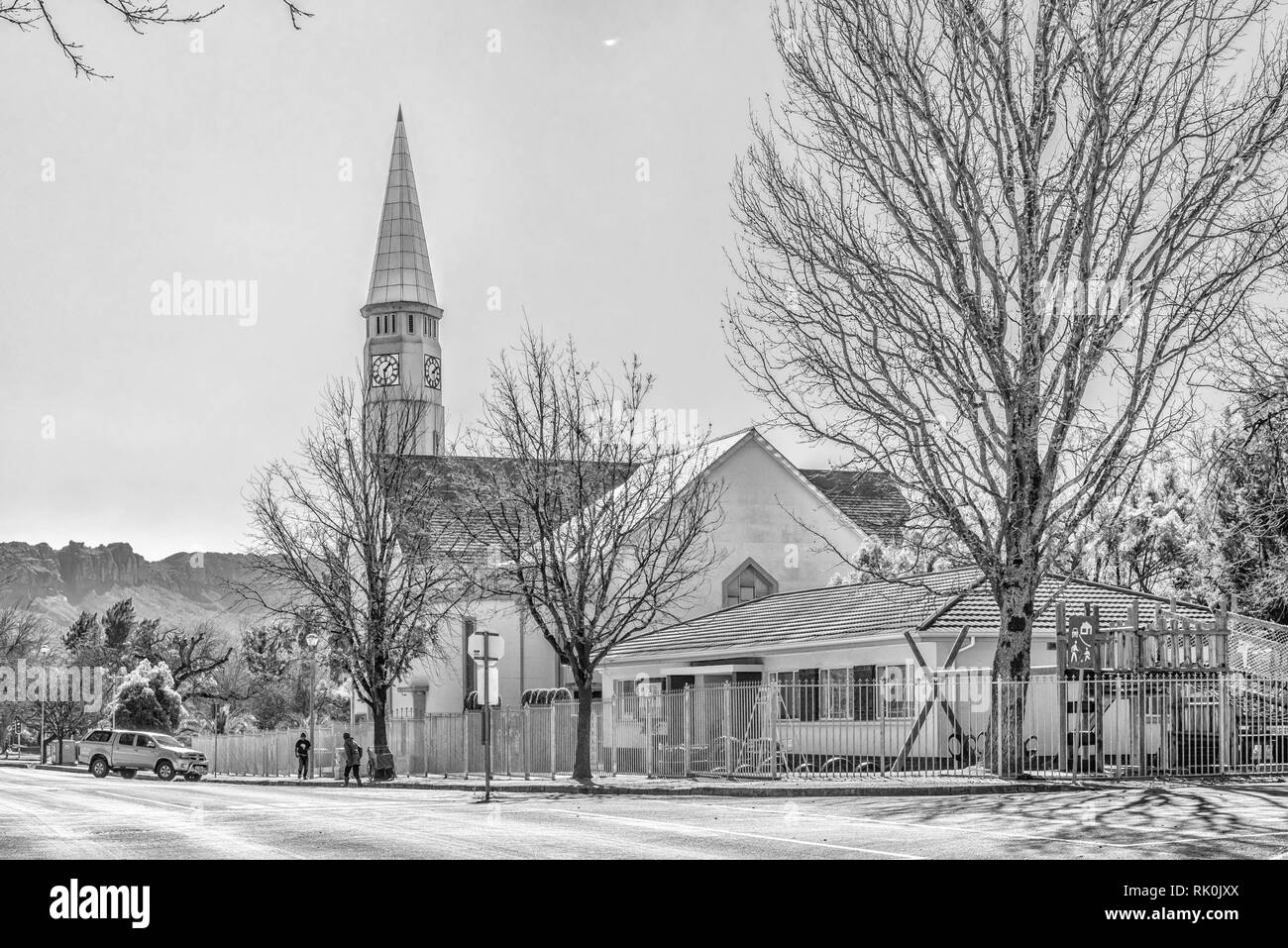CERES, SÜDAFRIKA, 8. AUGUST 2018: die Niederländische Reformierte Kirche, in Ceres in der Western Cape Provinz. Personen und Fahrzeuge sichtbar sind. Monoch Stockfoto