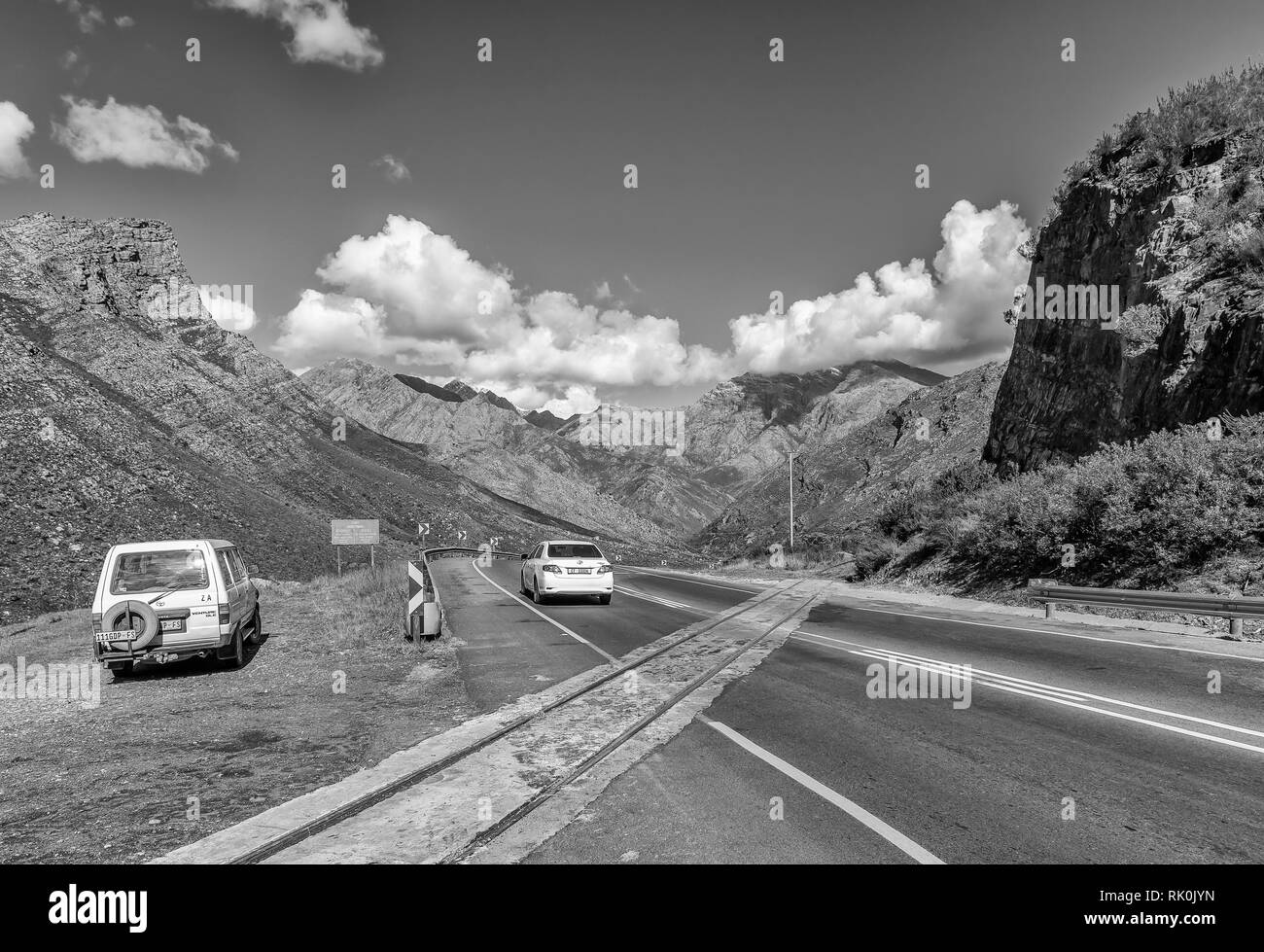 CERES, SÜDAFRIKA, August 8, 2018: ein Bahnübergang in der Mitchells Mountain Pass in der Nähe von Ceres in der Western Cape Provinz sind sichtbar. Fahrzeuge Stockfoto