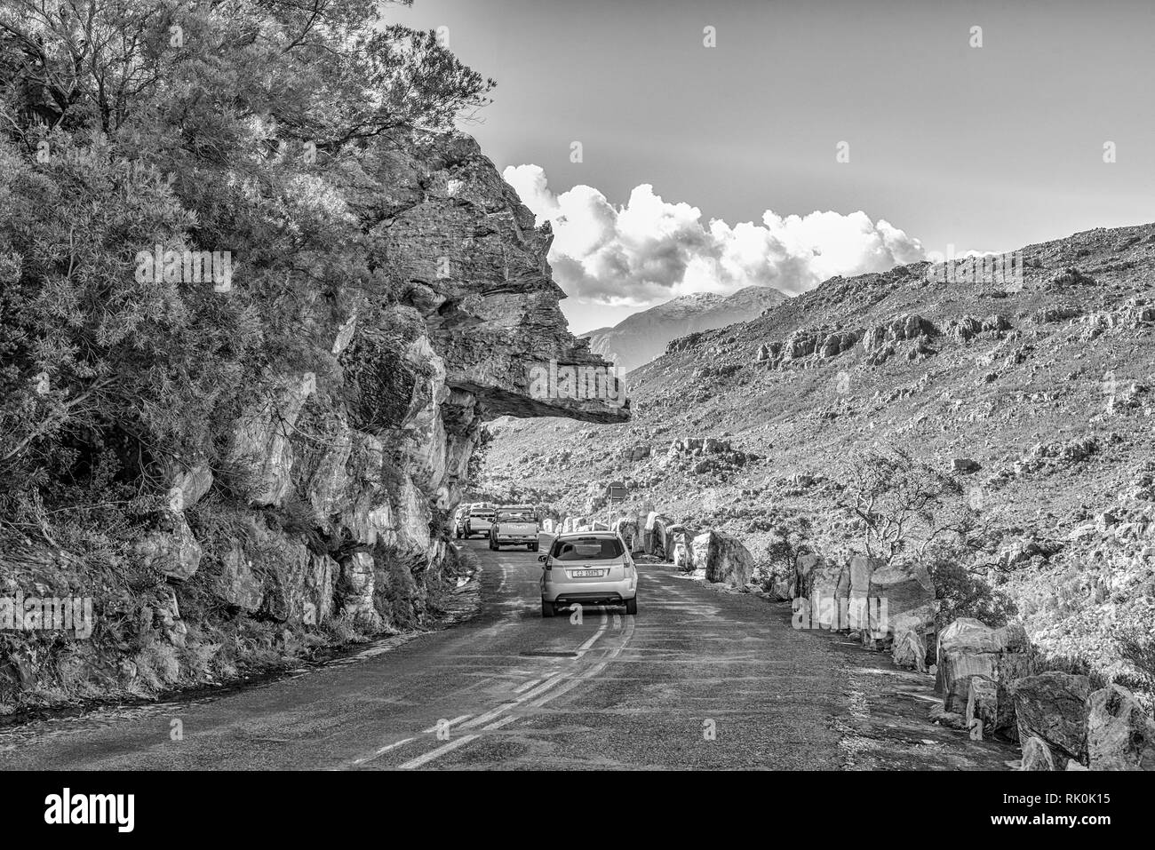 BAINS Kloof, Südafrika, August 8, 2018: Dacres Kanzel in der historischen Bains Kloof Pass in der Western Cape Provinz. Fahrzeuge sichtbar sind. Monochro Stockfoto