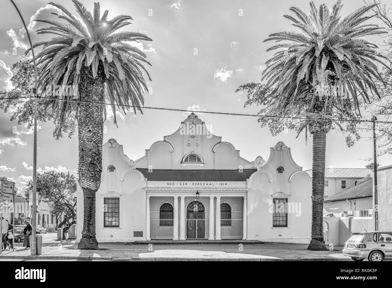 WELLINGTON, SÜDAFRIKA, August 8, 2018: eine Straße, Szene, mit der Niederländischen Reformierten Kirche Hall, Menschen und Fahrzeugen, in Wellington in der Western Cape Stockfoto