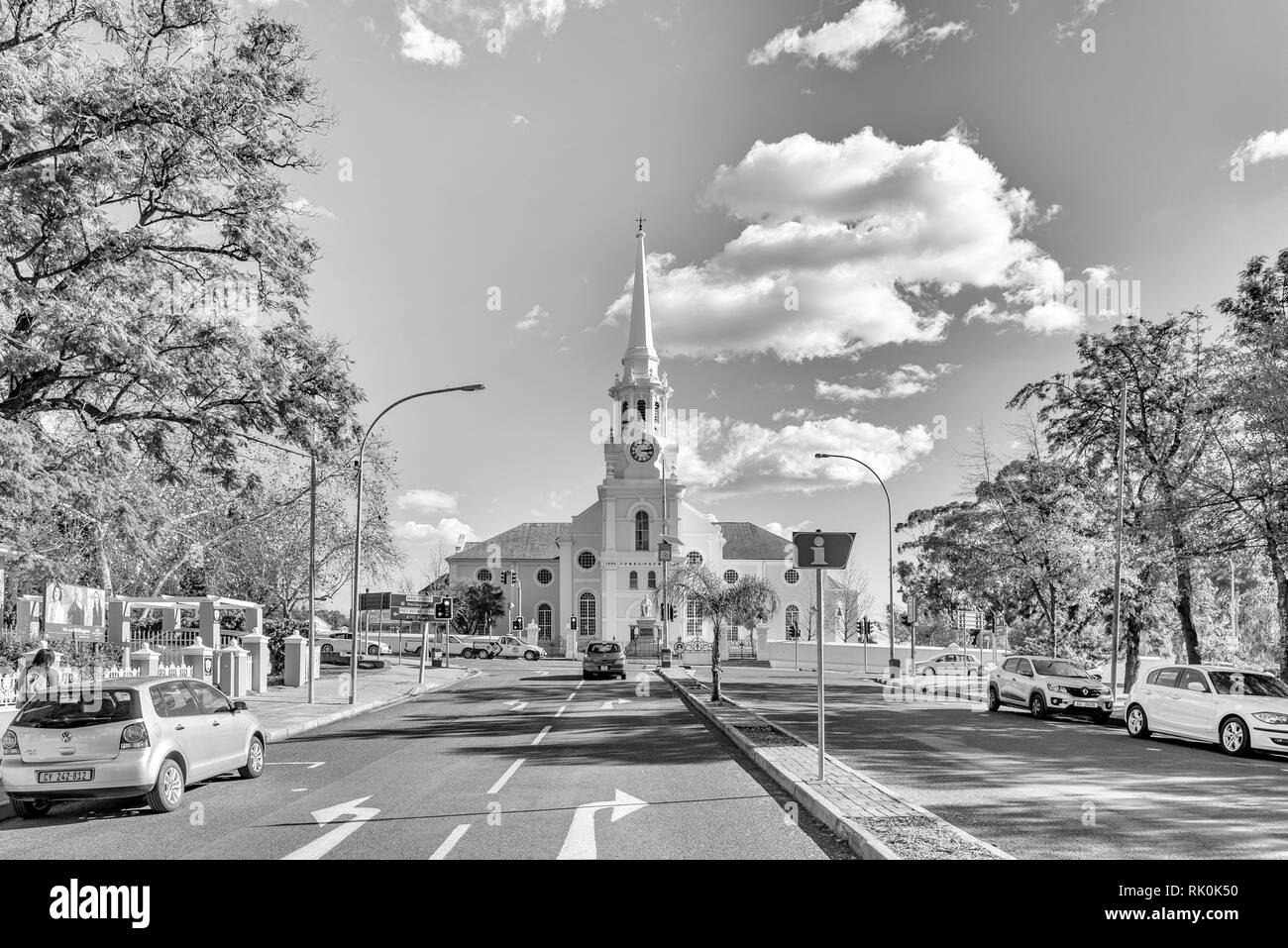 WELLINGTON, SÜDAFRIKA, August 8, 2018: eine Straße, Szene, mit der Niederländischen Reformierten Kirche, Menschen und Fahrzeugen, in Wellington in der Western Cap Stockfoto