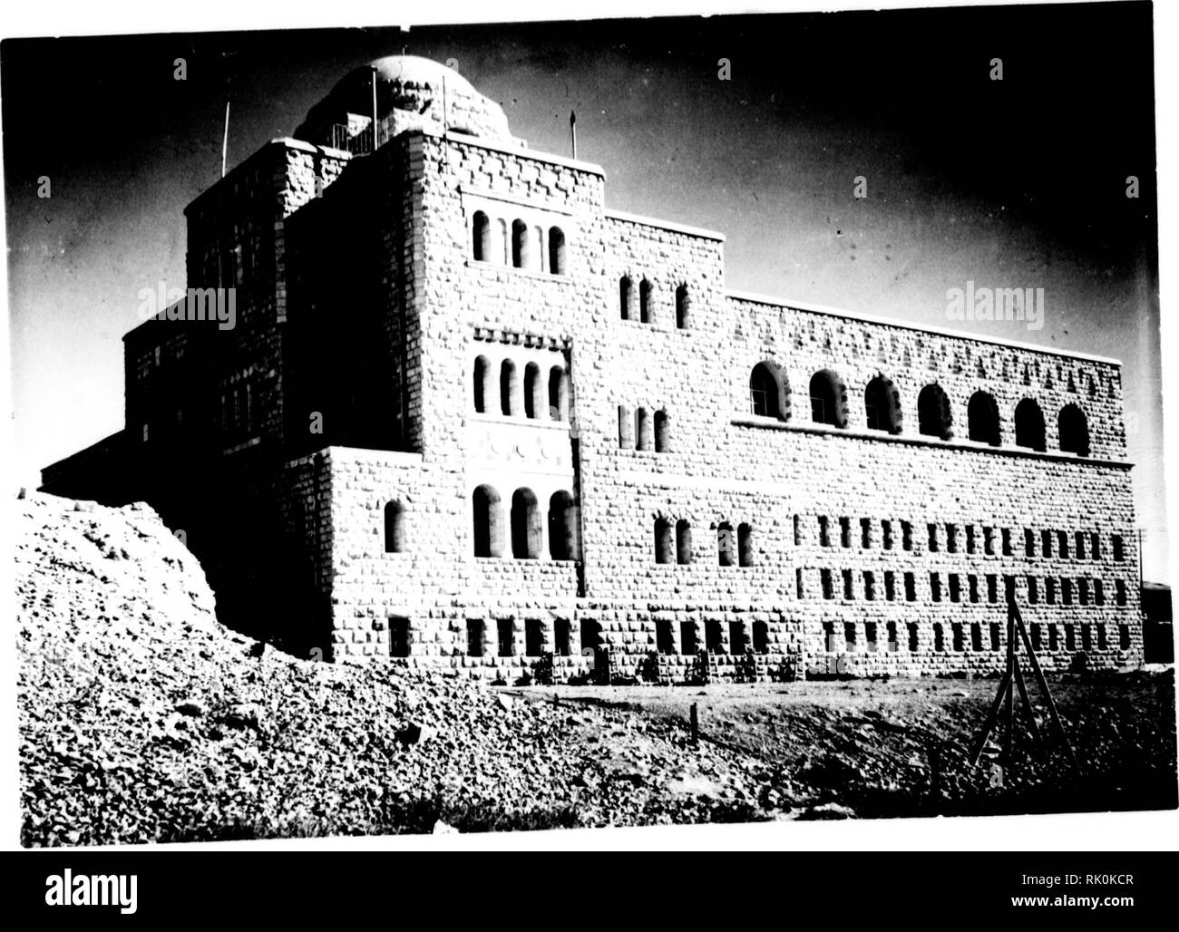 . Arthur und Fritz Kahn Sammlung 1889-1932. Kahn, Fritz 1888-1968; Kahn, Arthur David 1850-1928; Natural history Illustratoren; Natural History. Vorsätzliche zweite Aufnahme. Der] v: Izzi - L!arTnor ist der für das llochlanrl von lalfistina charaJvte - ristisohe Faust ein, der den Geb^- Iuden durch sei-nen santv/eichen Farbton f^ ine besondere'. Varme gibt und sie vortrefflich in sterben aus dem gleichen Stein aufgebaute Landschaft einfügt. Bitte beachten Sie, dass diese Bilder aus gescannten Seite Bilder, die digital für die Lesbarkeit verbessert haben mögen - Färbung und Aussehen dieser Kranke extrahiert werden Stockfoto