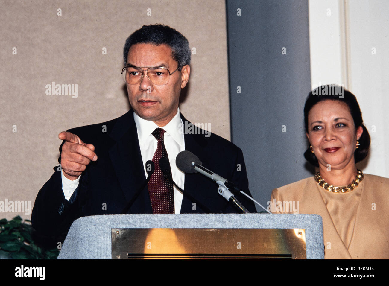 Der Fruhere Us Armee General Colin Powell Und Seine Frau Alma Bekannt Zu Geben Dass Er Nicht Fur Die Prasidentschaftswahlen 1996 Wahrend Einer Pressekonferenz Am 8 November In Alexandria Virginia 1995 Ausgefuhrt Werden