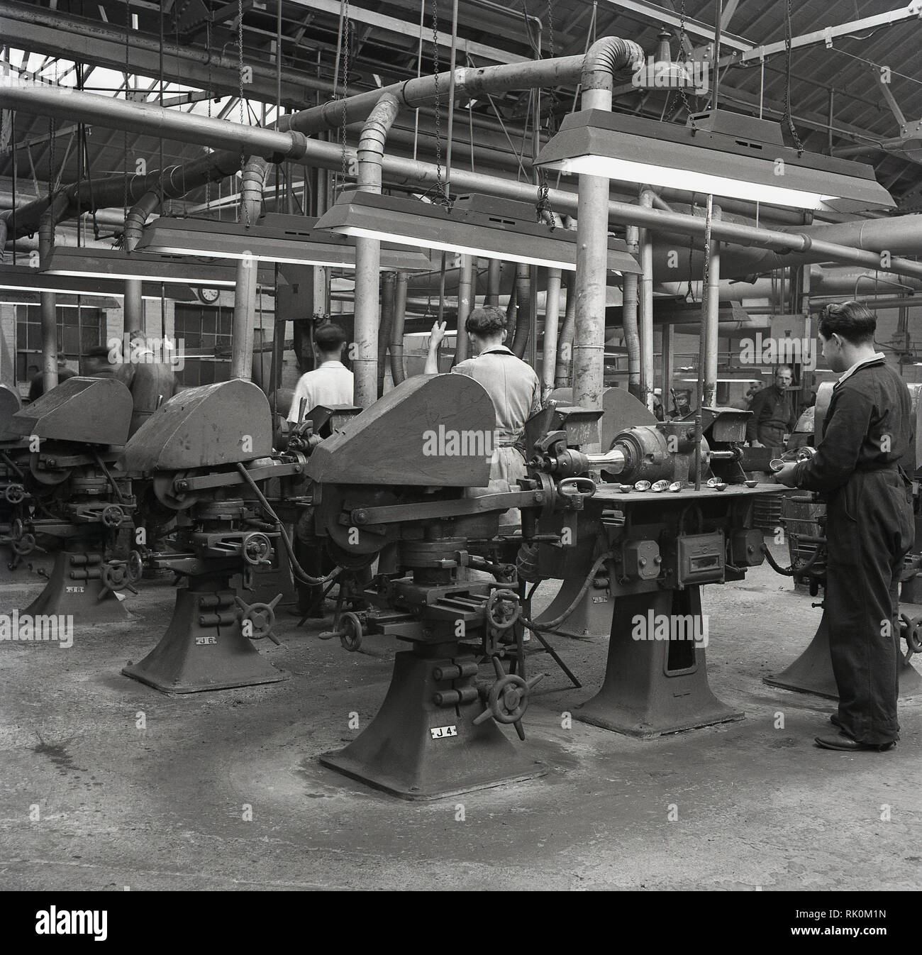1950, historische, Männer in Overalls Arbeiten mit Maschinen auf dem Boden einer Fabrik, England, UK. Stockfoto