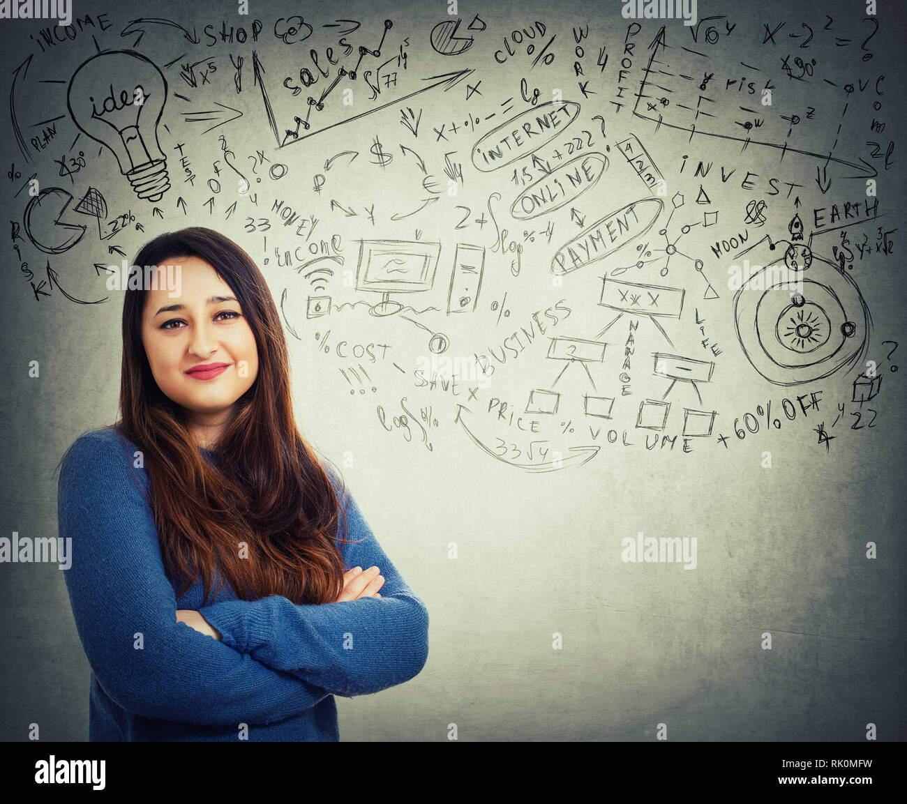 Selbstbewussten jungen Frau Hände gekreuzt über graue Wand Hintergrund mit viel Ideen und Projekte Skizzen isoliert. Entscheidungsfindung in Unternehmen Konzept. Stockfoto