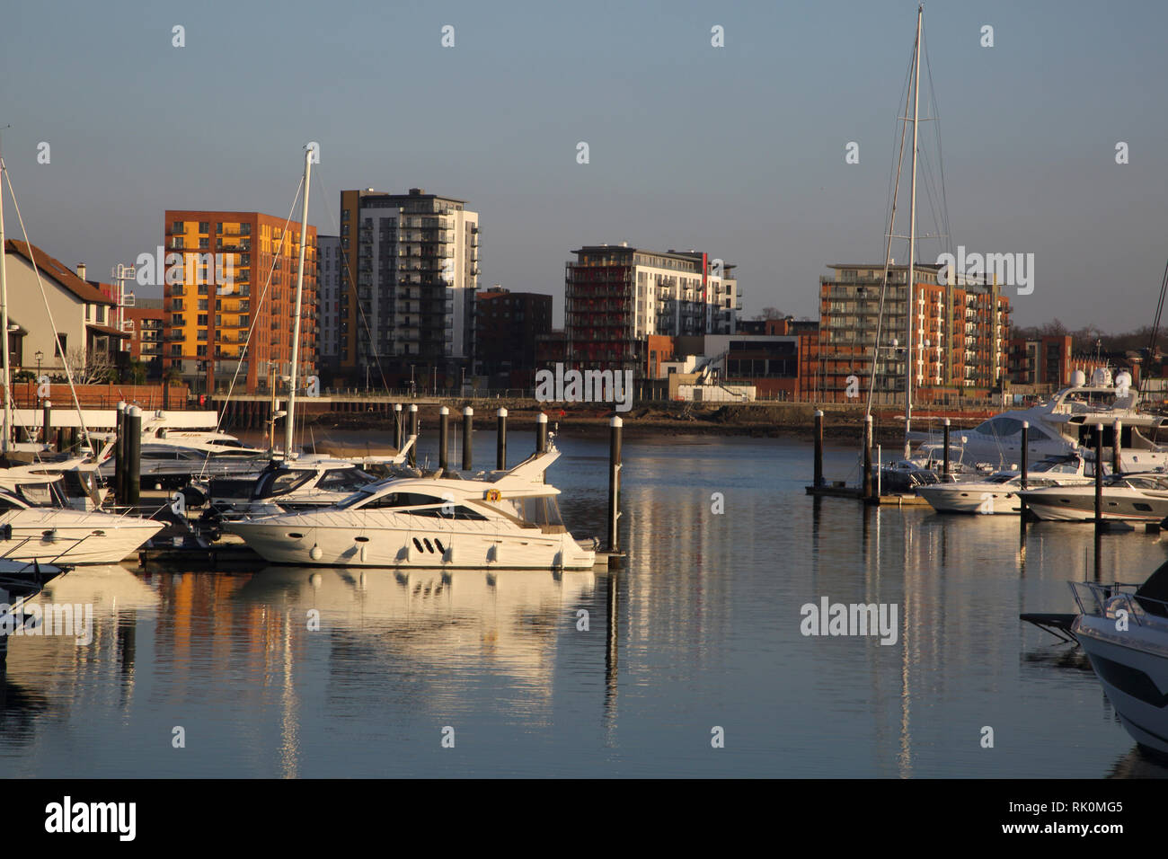 Ocean Village Southampton England Waterside Apartments und Yachten Stockfoto