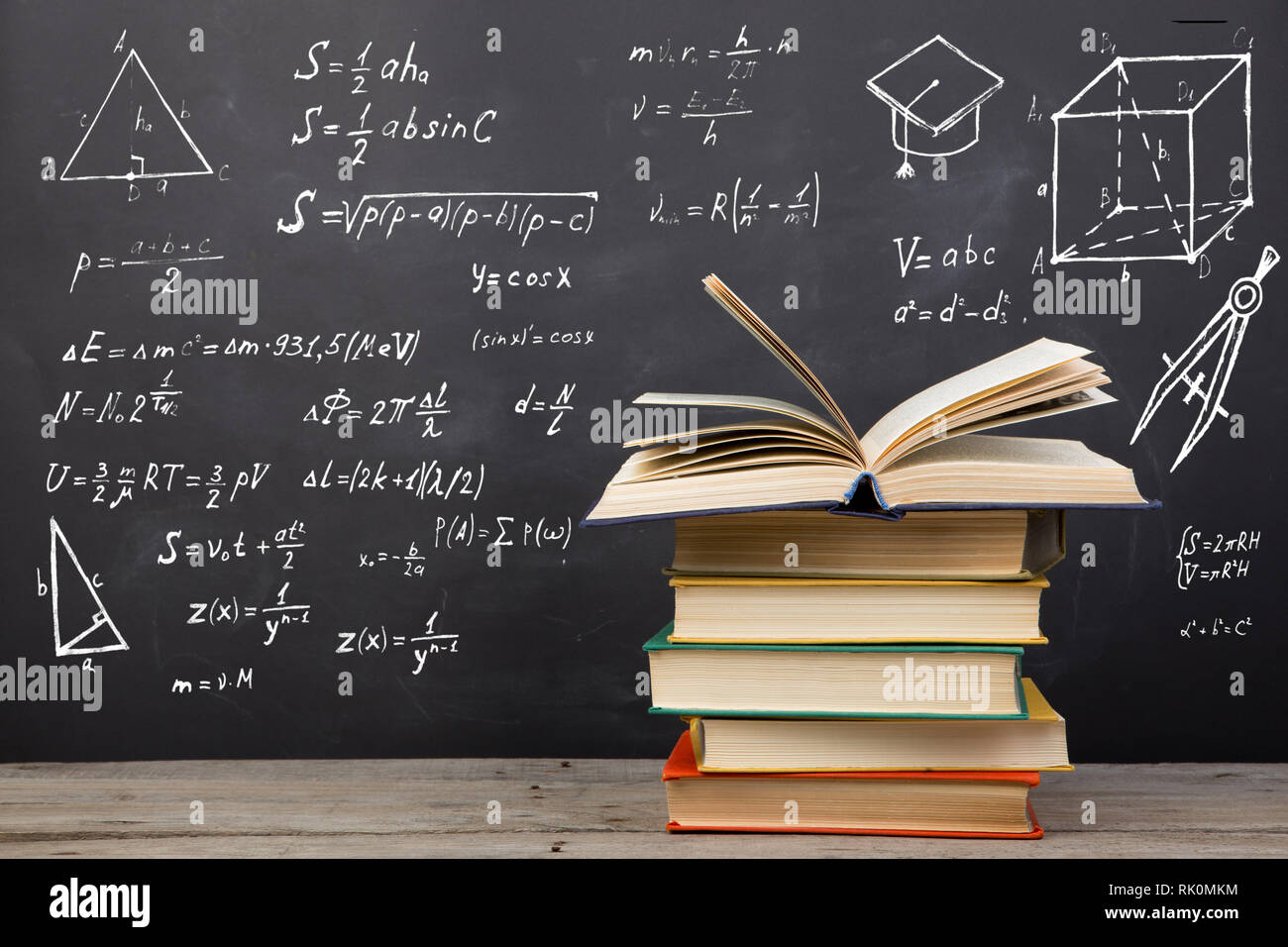 Bildung Konzept - Bücher auf dem Schreibtisch in der Aula Stockfoto