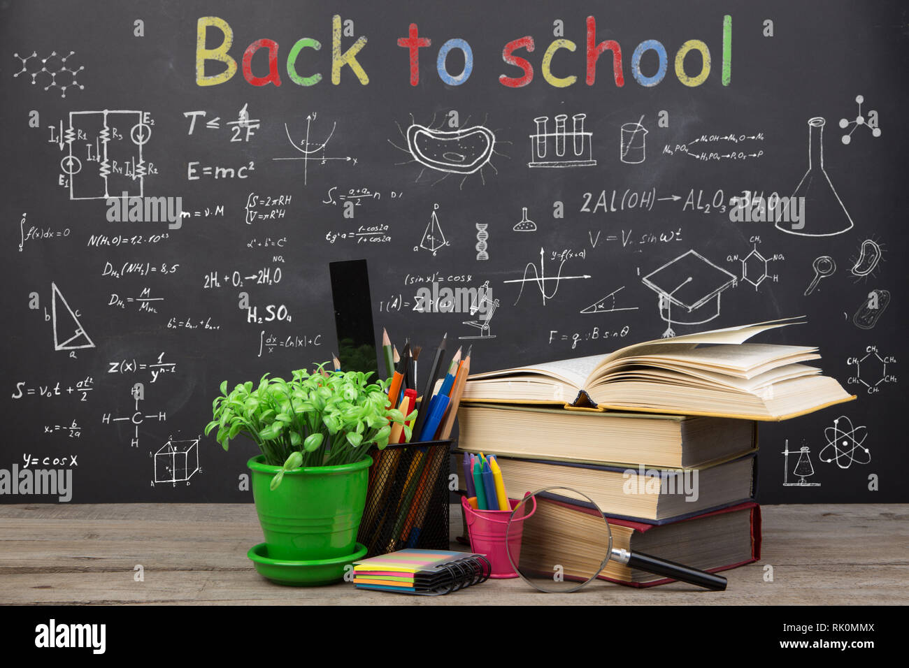 Bildung Konzept - Bücher auf dem Schreibtisch in der Aula Stockfoto