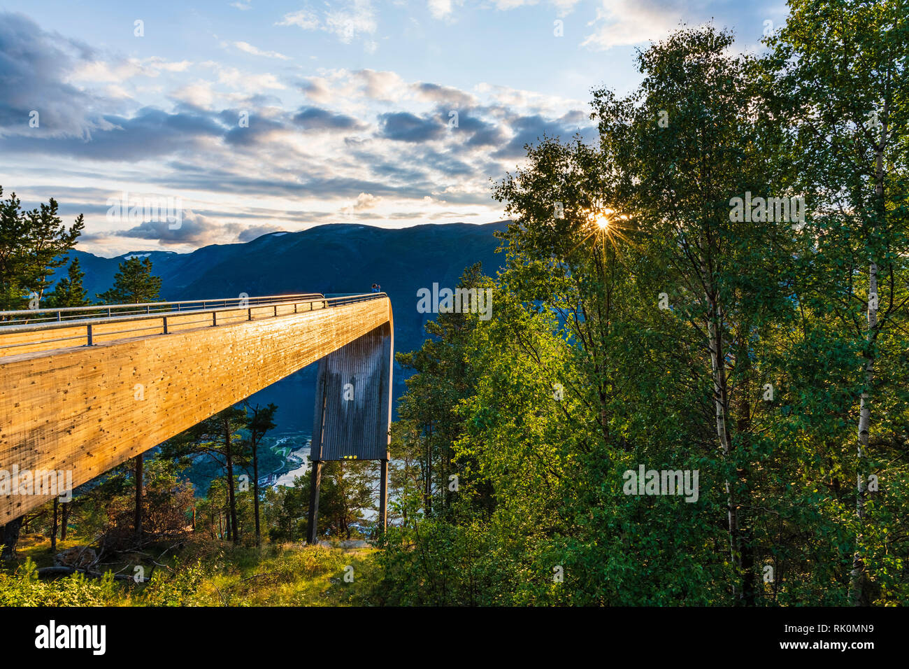 Holzsteg mit Blick auf norwegische Landschaft, Aurland, Europa Stockfoto