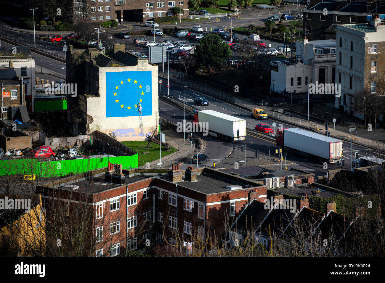Ein wandbild von Graffiti Künstler Banksy, ein Arbeiter entfernt Meißeln ein Stern, der die UK auf der Flagge der EU im folgenden Brexit in Dover, Kent, Großbritannien. Stockfoto