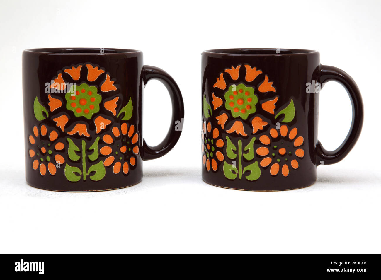 Ein Paar 60er Keramik Waechtersbach Becher mit Classic Braun und Orange  Flower Design Stockfotografie - Alamy