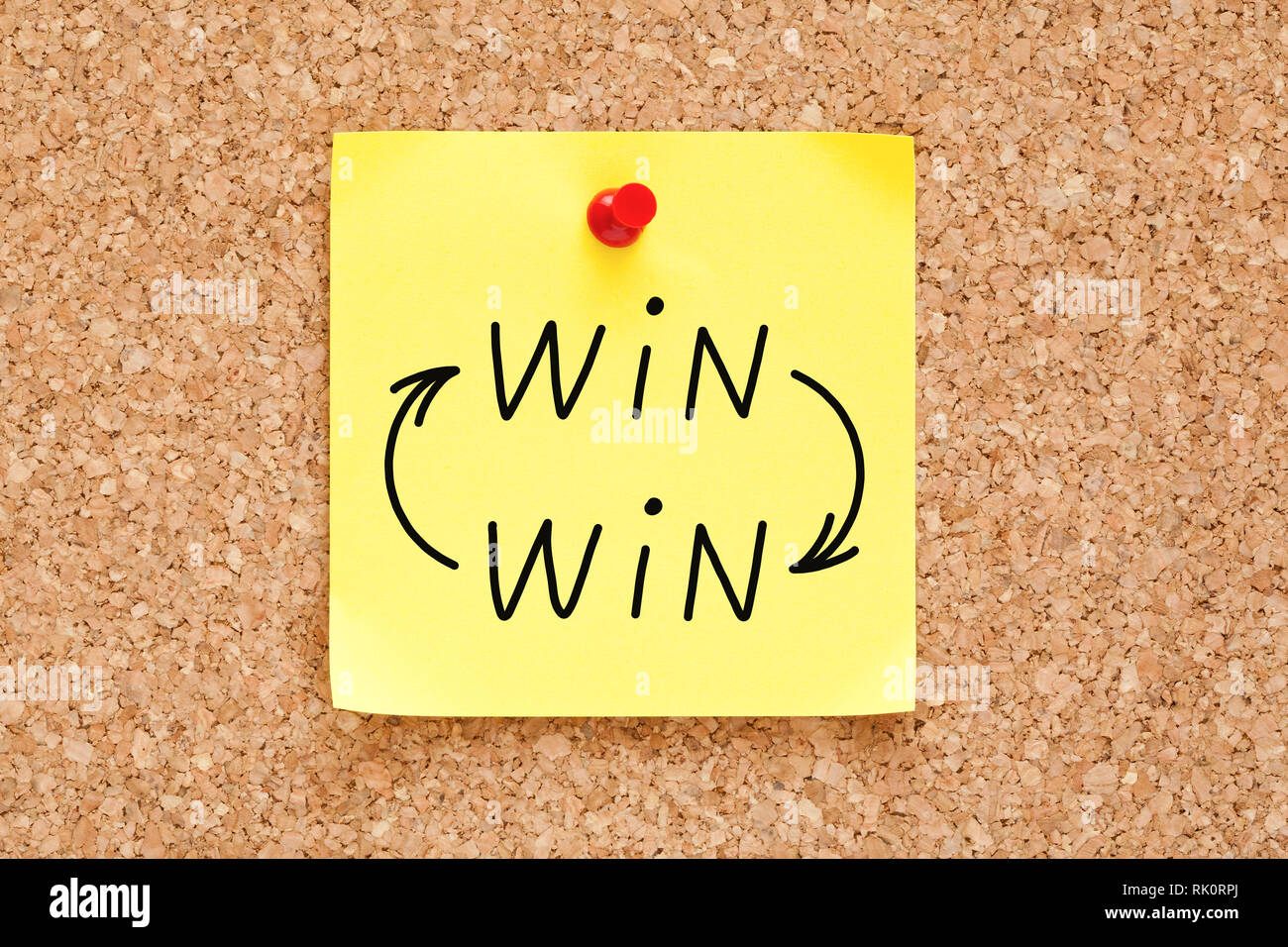Win-Win-Pfeile Konzept handgeschrieben auf gelbe Haftnotiz auf Bulletin Pinnwand angeheftet. Stockfoto