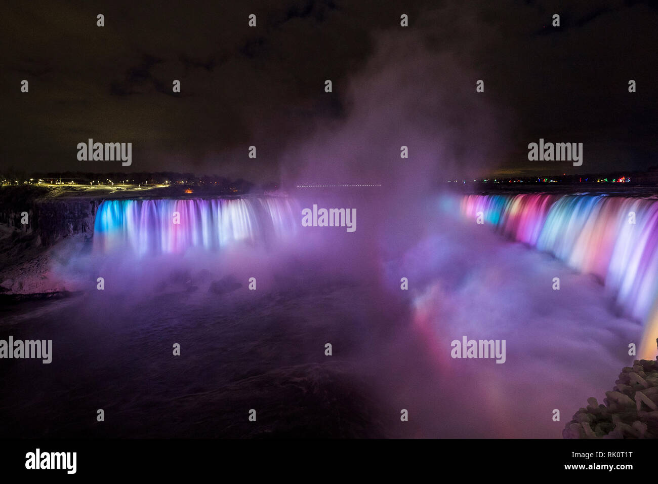 Beleuchtete Standlupe Niagara Falls in Kanada Stockfoto