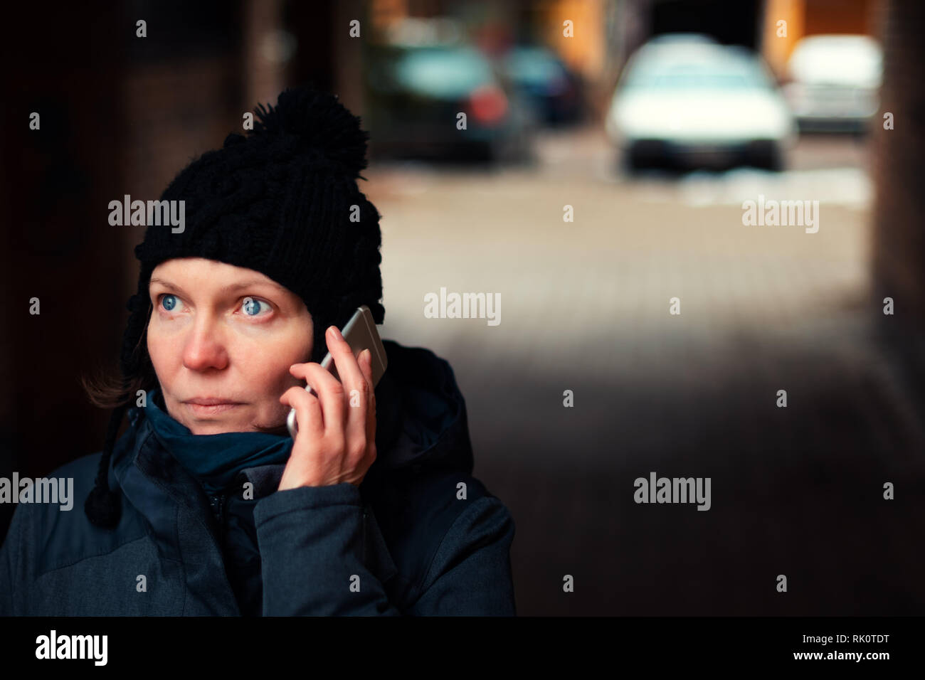 Besorgt besorgt Frau Gespräch am Handy auf der Straße in der Kälte des Winters Tag Stockfoto