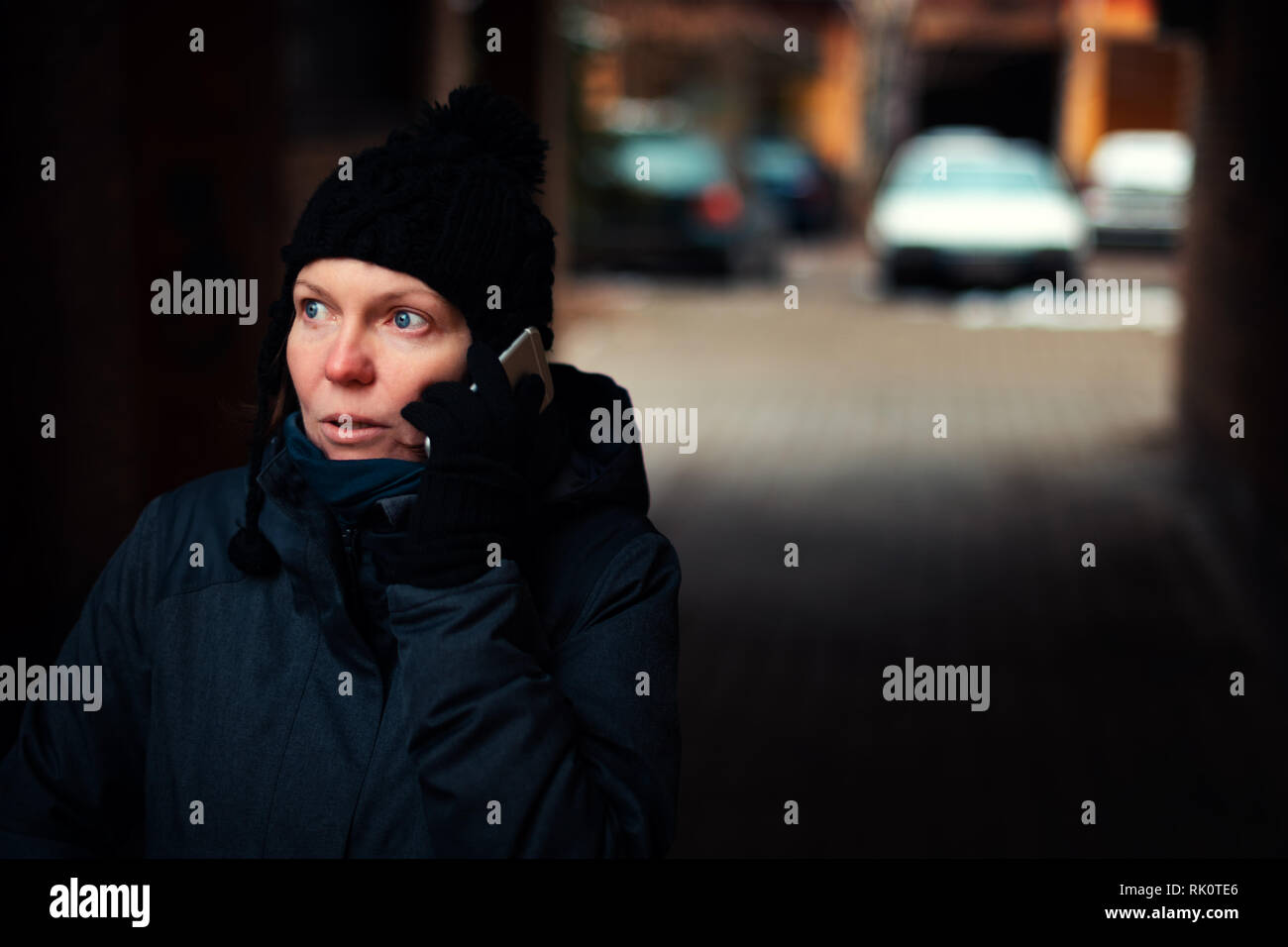 Besorgt besorgt Frau Gespräch am Handy auf der Straße in der Kälte des Winters Tag Stockfoto