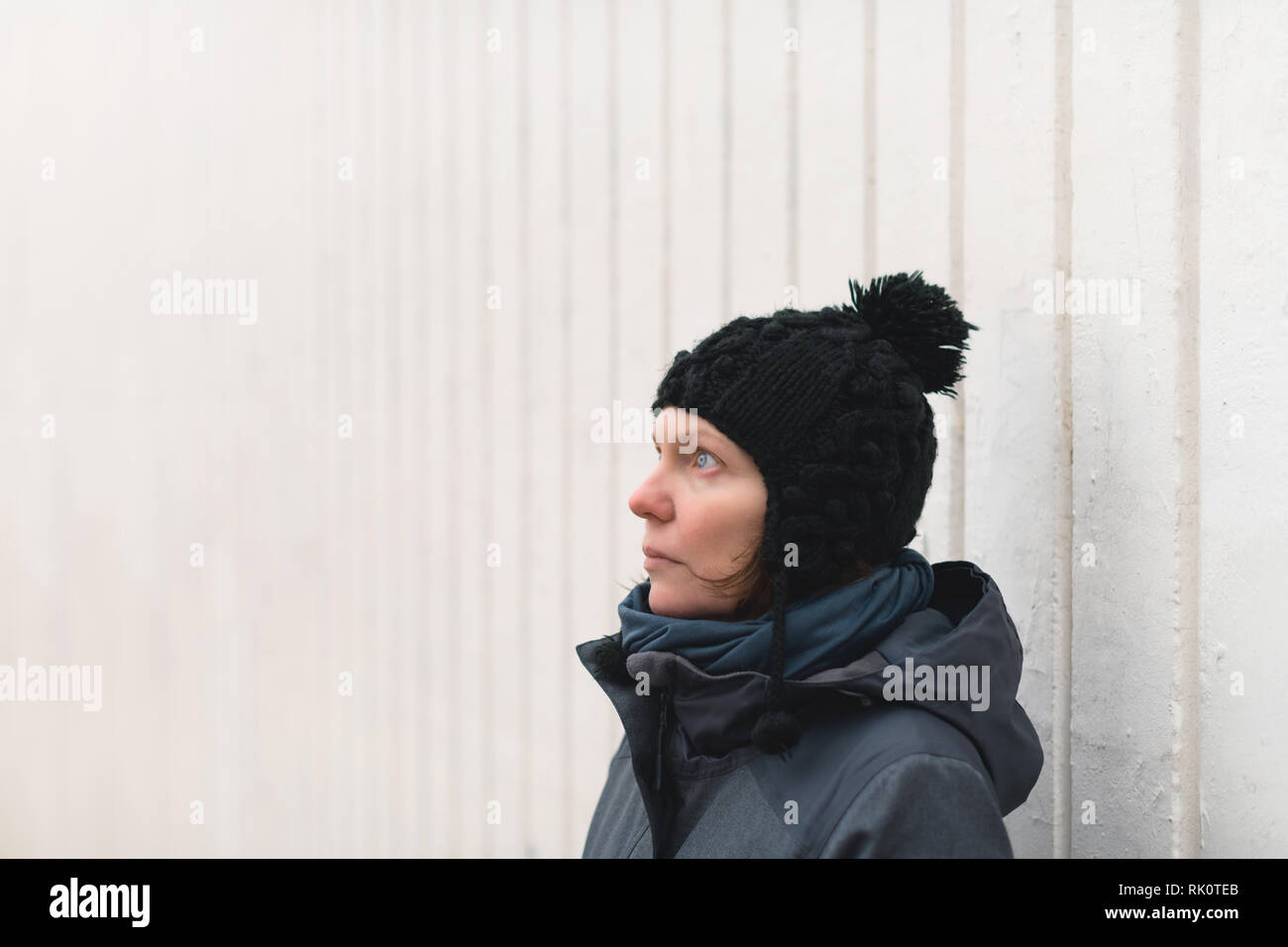 Portrait der betroffenen Frau auf der Straße suchen, um sich über kalten Wintertag Stockfoto