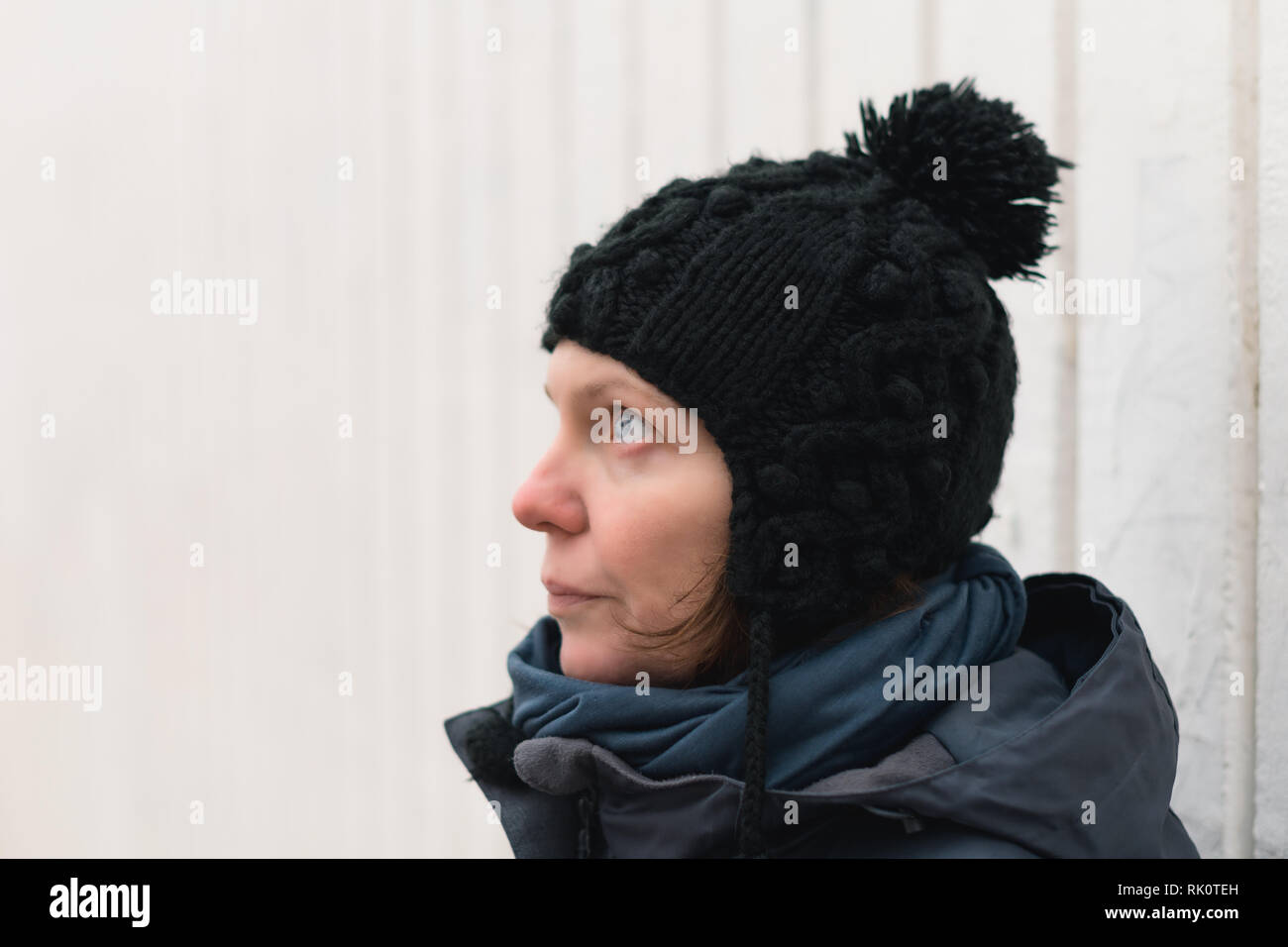 Portrait der betroffenen Frau auf der Straße suchen, um sich über kalten Wintertag Stockfoto