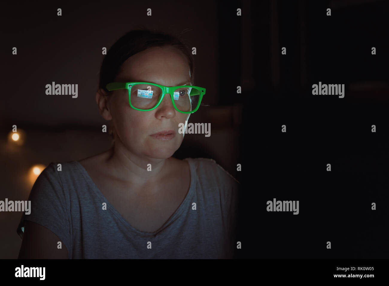 Low Key Portrait von beschäftigte Frau Arbeiten am Laptop in der Nacht von Ihrem Home Office Stockfoto