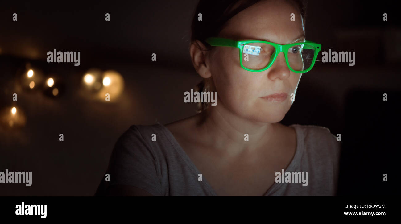 Low Key Portrait von beschäftigte Frau Arbeiten am Laptop in der Nacht von Ihrem Home Office Stockfoto