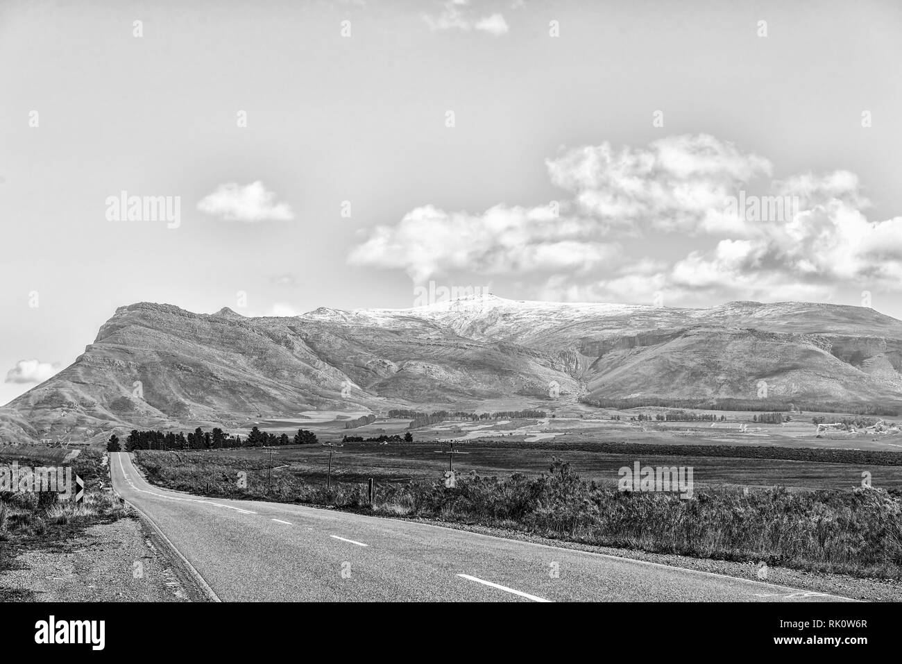 Monochrome Landschaft auf der Straße R46 in der Nähe von Ceres in der Western Cape Provinz. Schnee ist sichtbar auf der Theronsberg Berge Stockfoto