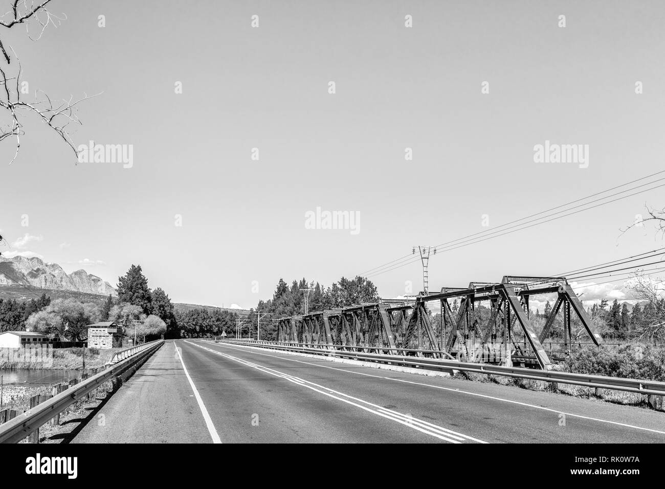 Die Straßenbrücke und historischen Eisenbahnbrücke über den Breede River bei Wolseley in der Western Cape Provinz. Das historische Blockhaus ist sichtbar. Monoch Stockfoto
