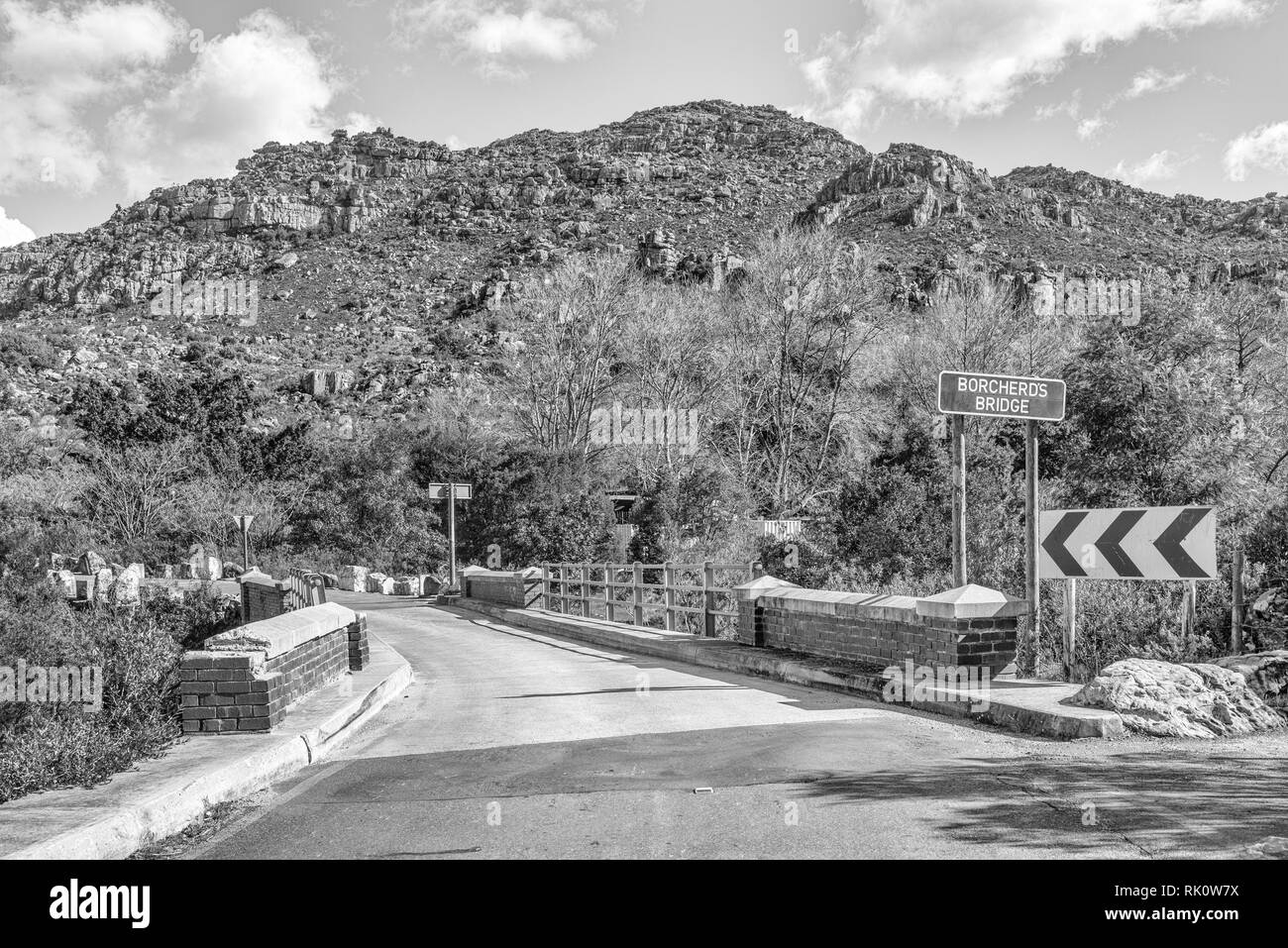 Eine einspurige Straße Brücke, genannt Borcherds Bridge, das historische Bains Kloof Pass in der Western Cape Provinz. Schwarzweiß Stockfoto