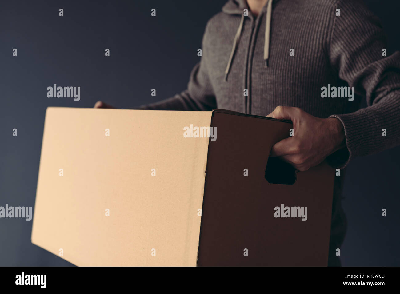 Verpackung und Umzug, Mann mit großen Karton Stockfoto
