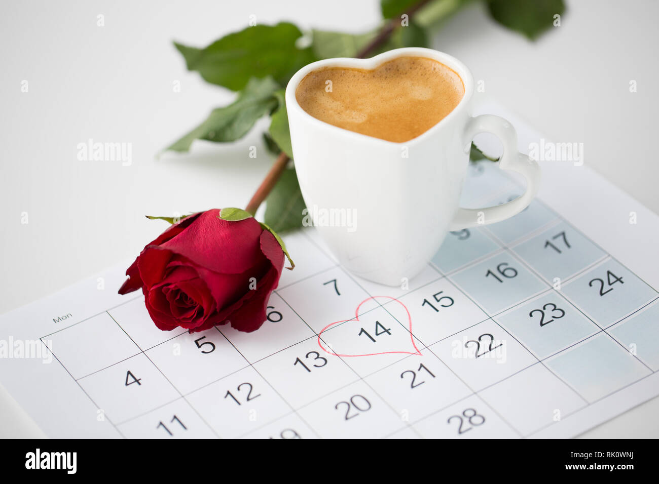 Nahaufnahme der Kalender, Herz, Kaffee und red rose Stockfoto