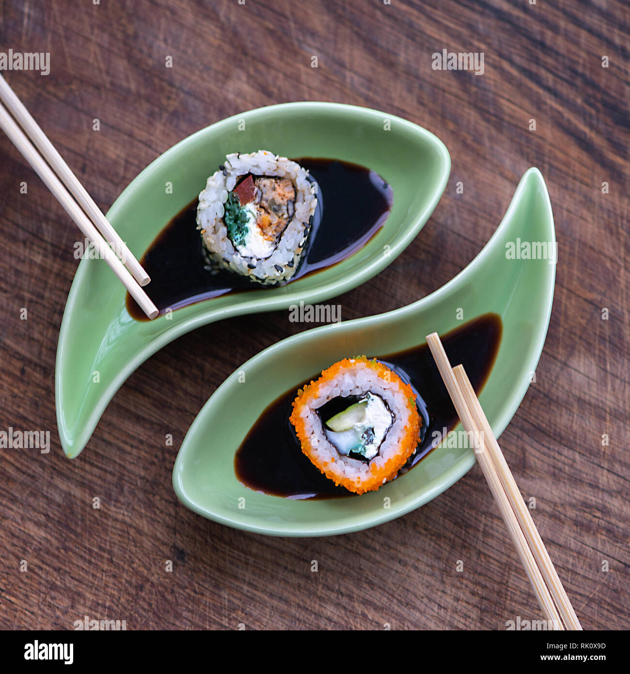 Sushi mit Lachs, Muscheln und Kaviar auf alten Texturen Holz- Hintergrund. Japanische Küche. Ansicht von oben. Stockfoto