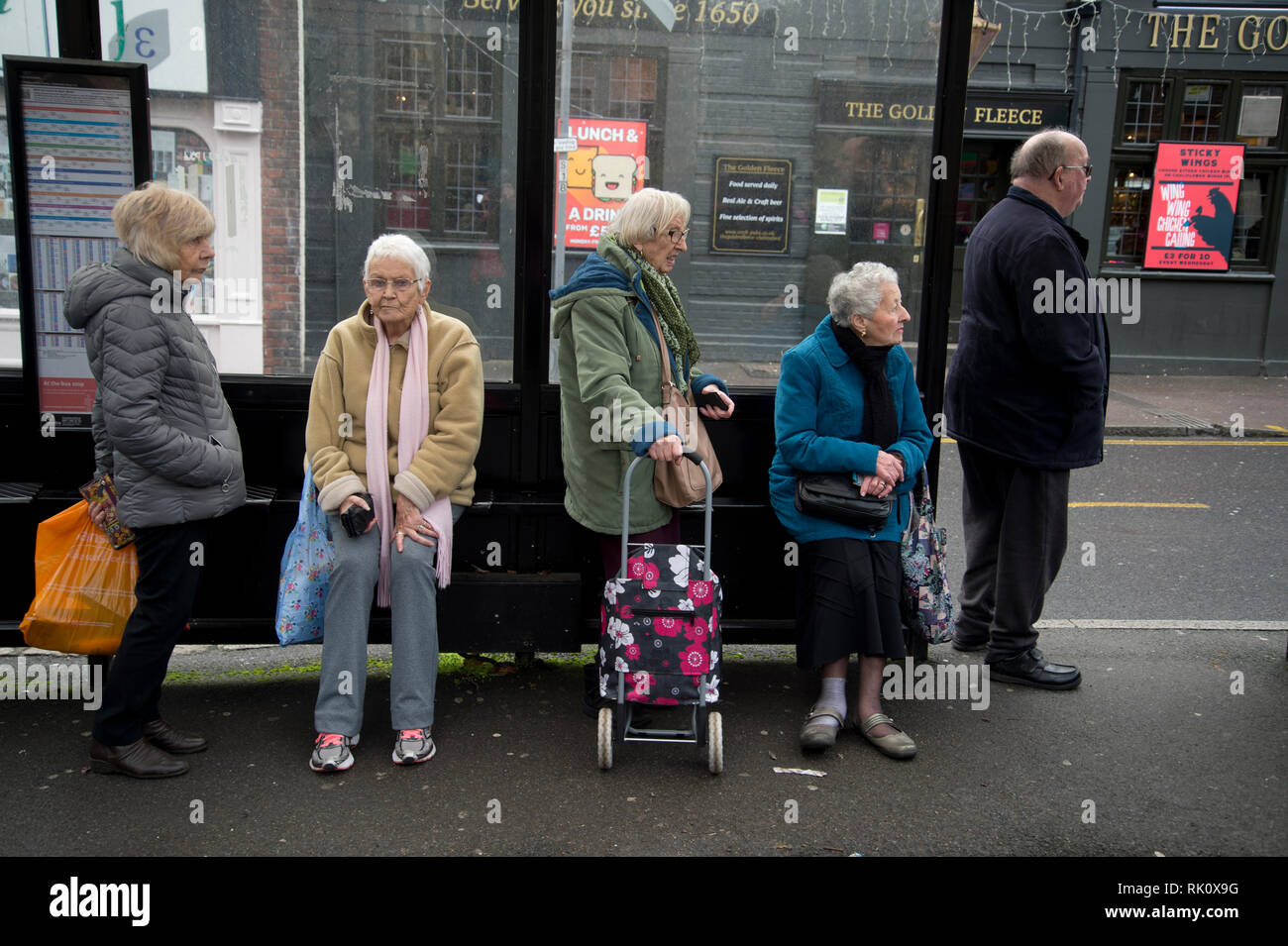 England. Essex. Chelmsford. Ältere Passagiere warten an der Bushaltestelle Stockfoto